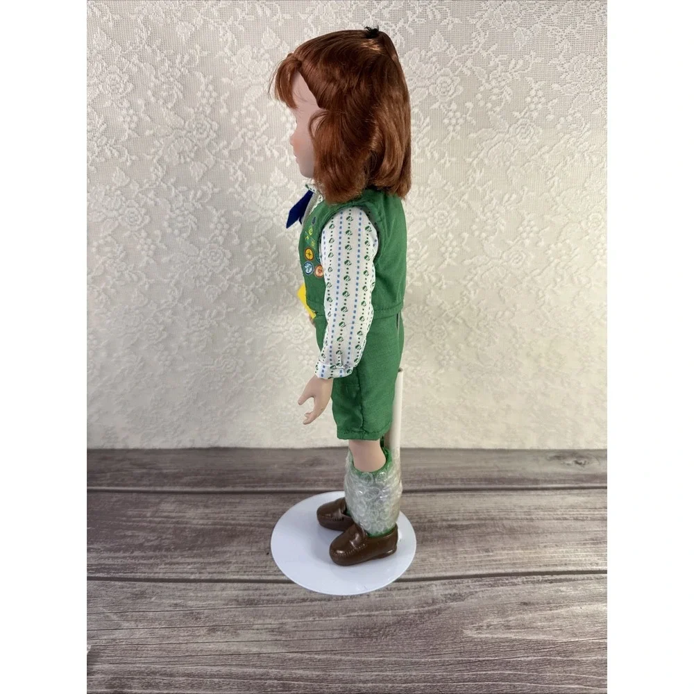 Avon‎ Girl Scout 1995 porcelain Doll 14